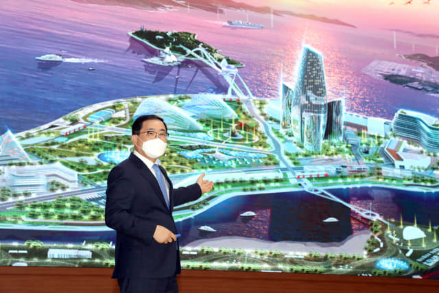 허성무 시장이 13일 시민홀에서 마산해양신도시 개발방향에 대해 브리핑하고 있다.