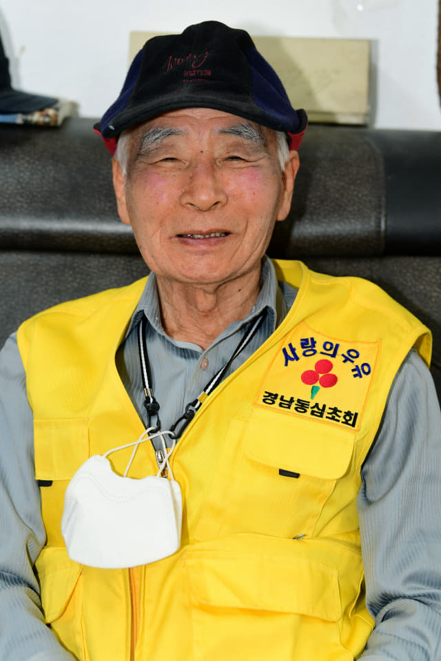 30여년간 소외된 어르신들을 위해 사랑의 우유 나눔을 하고 있는 배등삼 경남동심초회장이 자신의 사무실에 환한 미소를 짓고 있다./성승건 기자/