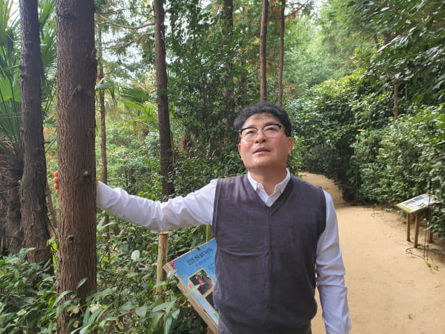길덕한씨가 나폴리 농원을 돌아보며 편백나무에 대해 설명하고 있다./김성호 기자/