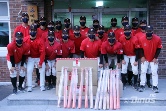 지난달 30일 마산용마고 야구부 선수들이 NC 양의지 선수에게 기증받은 야구용품과 함께 기념사진을 찍고 있다./NC다이노스/