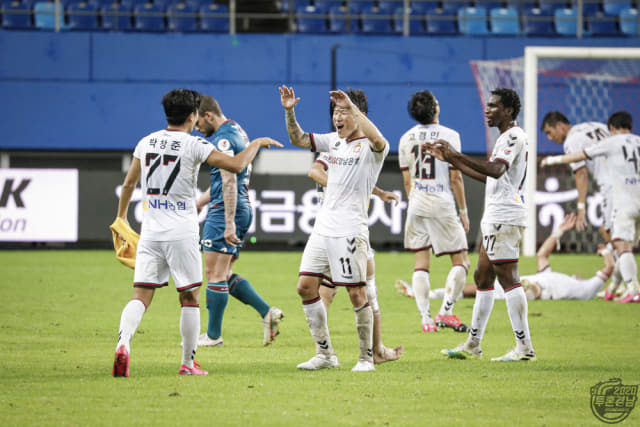 경남FC선수들이 지난 8월8일 대전과의 원정경기에서 승리 한 후 환호하고 있다./경남FC/