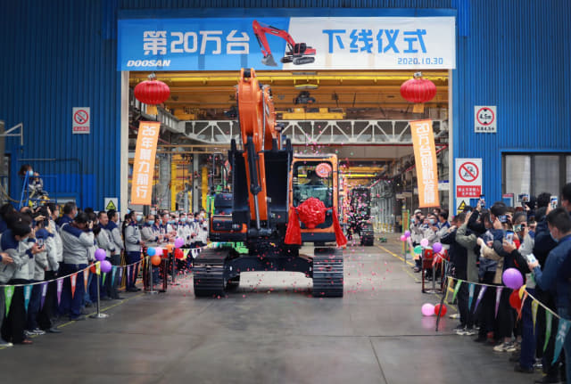 지난달 30일 중국 옌타이에 위치한 두산인프라코어 중국법인(DICC)이 개최한 굴착기 20만호기 생산 기념식 모습./두산인프라코어/
