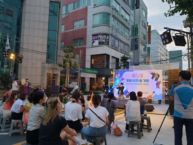 거제시가 오는 27일 고현동 신현농협 앞 거리에서 버스킹 공연 등을 펼치는 문화의 거리 행사를 개최한다. 사진은 지난 7월 개최된 문화의 거리 공연 모습./거제시/