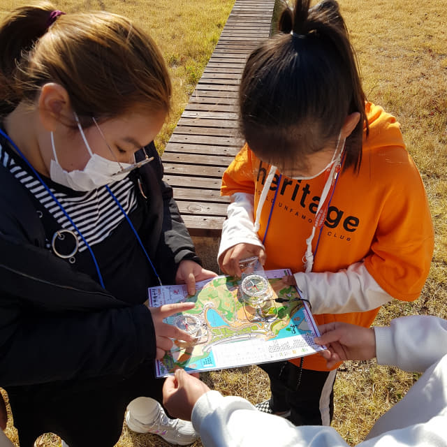 함안 악양생태공원에서 초등학생들이 ‘에코티어링’을 체험하고 있다./함안군/