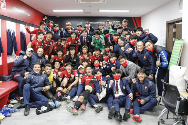 경남FC 선수들이 지난 25일 창원축구센터에서 열린 대전과의 준플레이오프에서 승리한 기쁨을 만끽하고 있다./경남FC