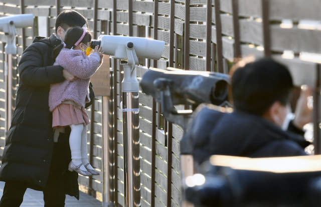 6일 오후 창원시 의창구 주남저수지를 찾은 시민들이 탐조대 앞 망원경으로 철새를 관찰하고 있다./김승권 기자/