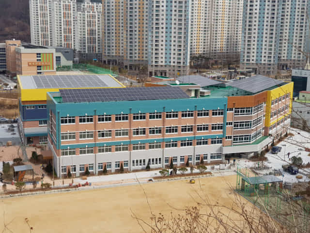 올해 개교하는 창원 웅천중학교(왼쪽)과 양산 회야초등학교./경남교육청/
