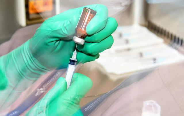 한 의료진이 무균 작업대에서 해동된 화이자 백신을 주사기에 소분 제조하고 있다./경남신문 자료사진/