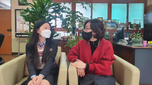 의령여고 안정순(오른쪽) 교장과 박예진 학생이 이야기를 하고 있다.