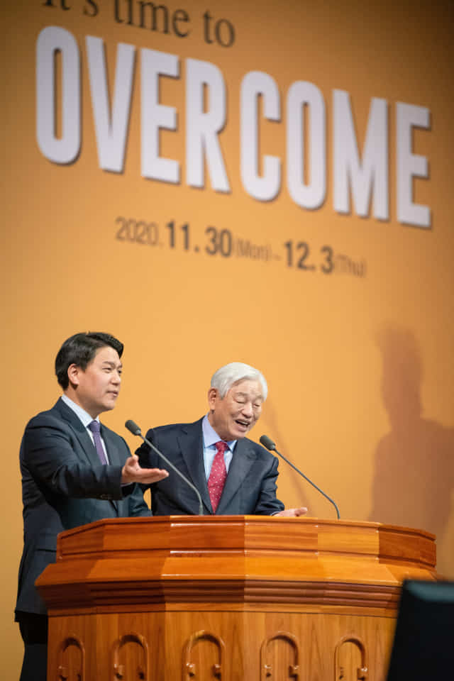 박옥수(오른쪽) 목사가 지난해 열린 ‘CLF 월드 컨퍼런스’에서 강연을 하고 있다./기독교지도자연합/