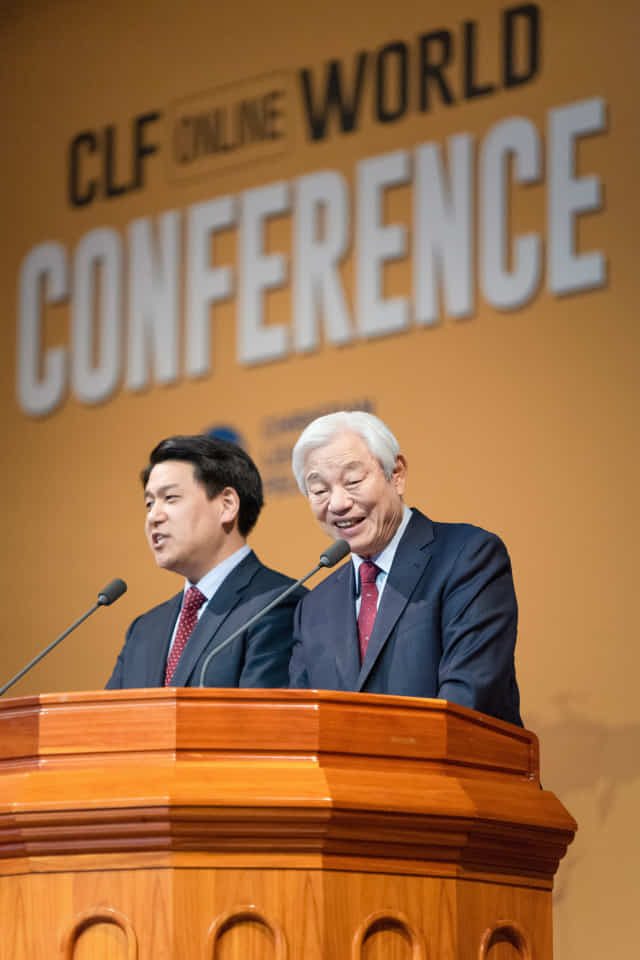 박옥수(오른쪽) 목사가 지난해 열린 ‘CLF 월드 컨퍼런스’에서 강연을 하고 있다./기독교지도자연합/