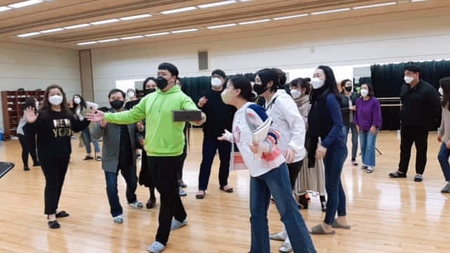 김해시립합창단 단원들이 지난 22일 김해문화의전당 대연습실에서 오페라 허왕후 공연을 앞두고 연습을 하고 있다.