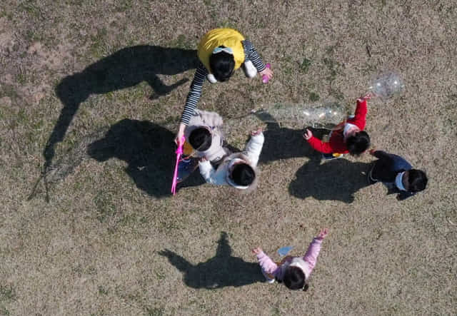 25일 경남도청 공원에 소풍을 온 어린이들이 비눗방울 놀이를 하고 있다./김승권 기자/