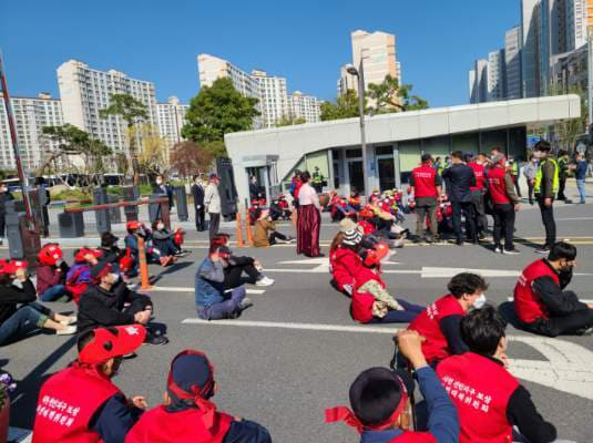 사천 선인지구 주민들이 5일 LH 본사 정문 앞에서 시위를 벌이고 있다./사천시/