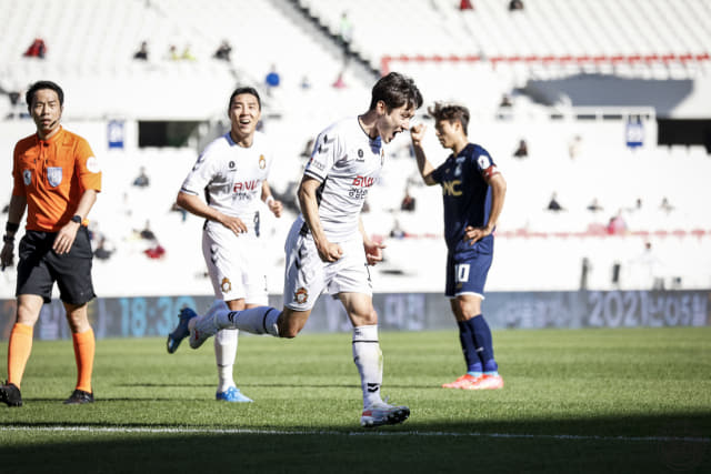 경남FC 고경민이 5일 서울이랜드와의 경기에서 득점한 후 세리머니를 하고 있다.