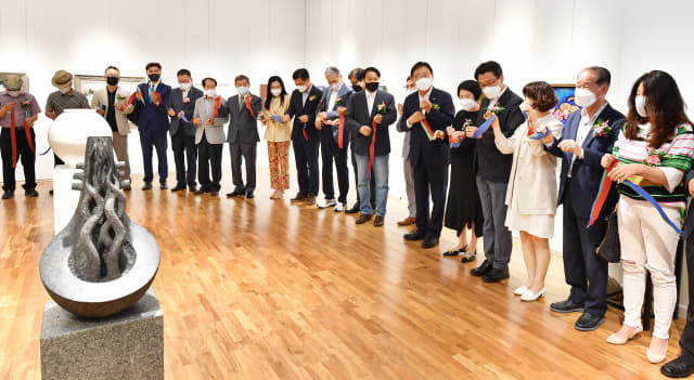 지난 10일 남명 N스퀘어 빌딩에서 김해미협 작품전시로 열린 남명갤러리 개막전./전강용 기자/