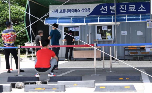 김해시 보건소 선별진료소에서 시민들이 코로나19 검사를 받기위해 차례를 기다리고 있다. /경남신문 자료사진/