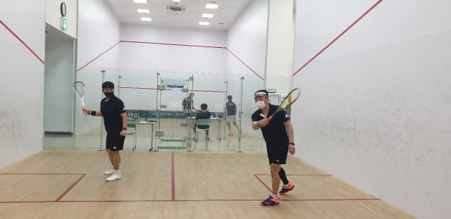 창원 한마음동호회 회원들이 성산스포츠센터에서 스쿼시 훈련을 하고 있다.