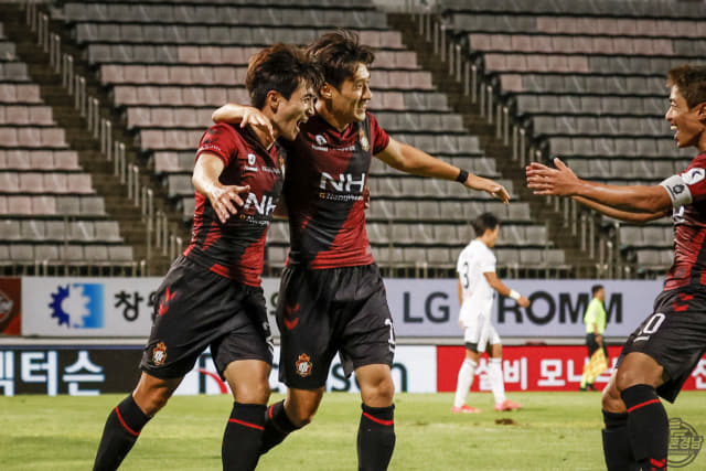 경남FC 도동현이 부산아이파크와의 경기에서 선제골을 터트린후 동료들과 환호하고 있다./경남FC/