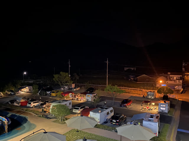 뮤지엄남해 ‘동창선아트스테이’. 뮤지엄남해를 찾은 관람객들이 오토캠핑장에서 예술 체험을 하고 있다.