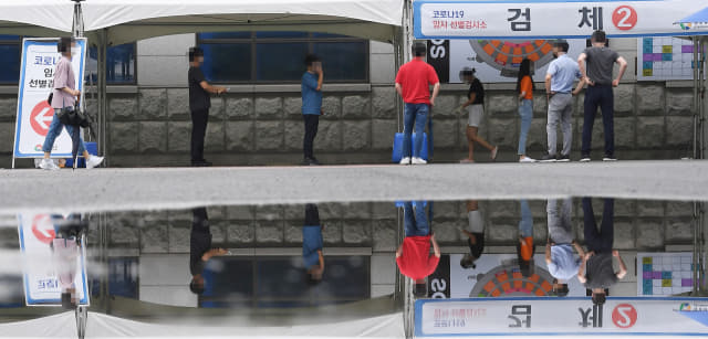 창원스포츠파크 만남의 광장에 마련된 코로나19 임시선별검사소에서 시민들이 코로나19 검사를 기다리고 있다./김승권 기자/