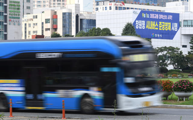 오늘부터 창원형 시내버스 준공영제가 시행된다. 31일 오후 시내버스가 시청 로터리를 달리고 있다./김승권 기자/