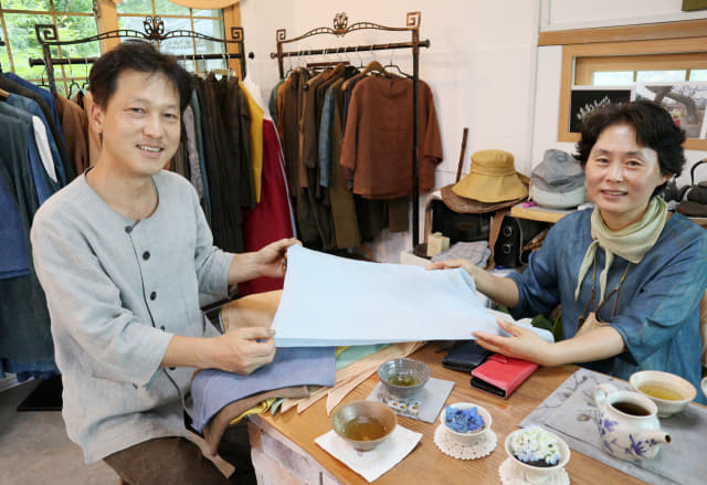 천연염색 스카프를 들어보이는 박영진 연구가와 그의 부인 김옥순씨.