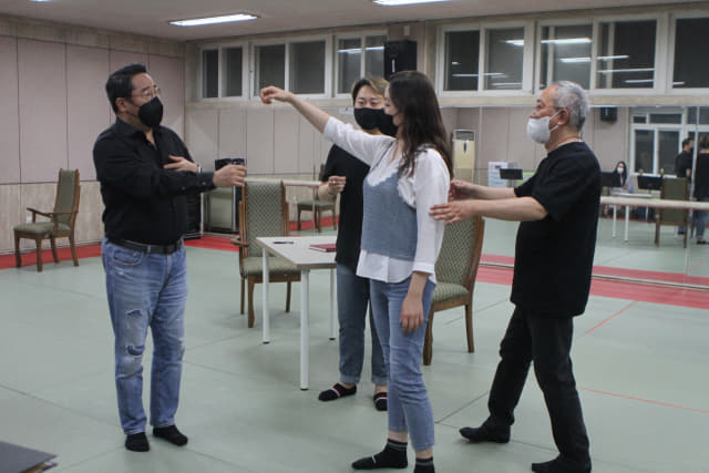경남오페라단 ‘라 트라비아타’ 출연 배우들이 지난 5일 창신대 예술관에서 연습을 하고 있다./정민주 기자/