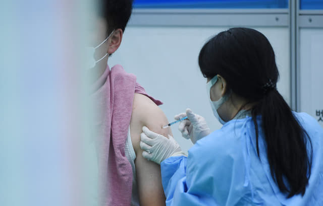 창원축구센터에 마련된 접종샌터에서 한 시민이 백신 접종을 하고 있다./경남신문 자료사진/