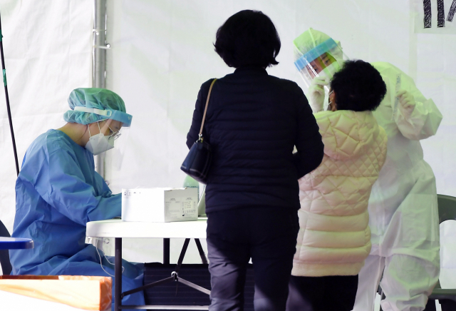 8일 창원종합버스터미널 앞 마당에 마련된 임시선별검사소에서 시민들이 코로나19 검사를 받고 있다./김승권 기자/