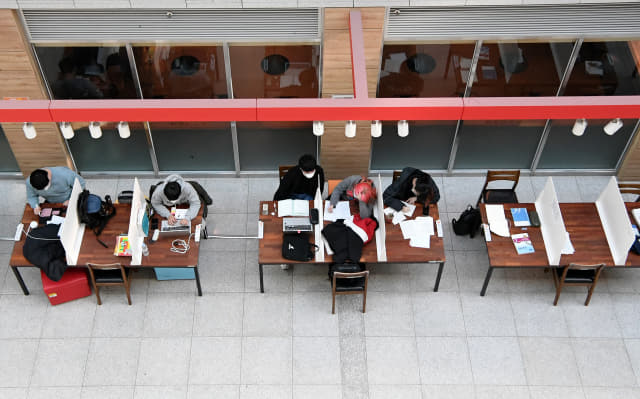 지난 10일 오후 경남대학교 창조관 1층 취창업카페 앞 로비에서 학생들이 테이블에 앉아 공부를 하고 있다./성승건 기자/