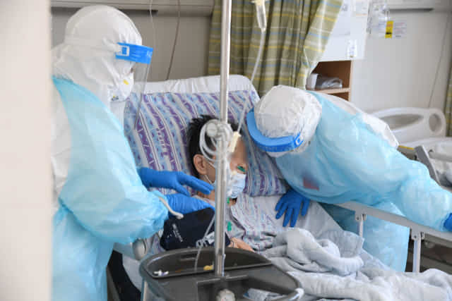 마산의료원 코로나19 51 병동에서 김류진 간호사가 환자의 건강상태를 체크하고 있다./경남신문 자료사진/