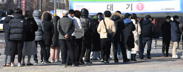 창원종합버스터미널 앞에 마련된 코로나19 임시선별검사소에서 시민들이 검사를 기다리고 있다./경남신문 자료사진/