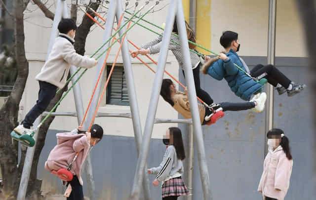겨울방학이 끝나고 2022년도 첫 등교가 시작된 24일 창원시 성산구 용남초등학교에서 학생들이 그네를 타고 있다./김승권 기자/