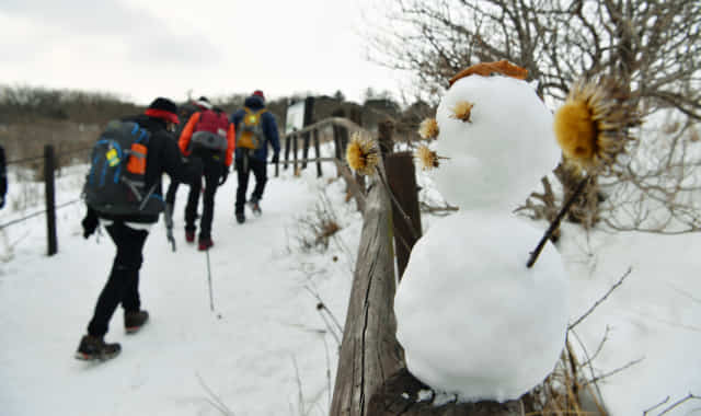 휴일인 13일 덕유산 향적봉 대피소 인근 등산로에 탐방객이 만든 눈사람이 지나가는 등산객들의 눈길을 끌고 있다./전강용 기자/