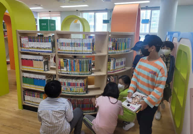 창원시 진해구 장천초등학교의 학교도서관에서 학생들이 책을 고르고 있다./경남교육청/