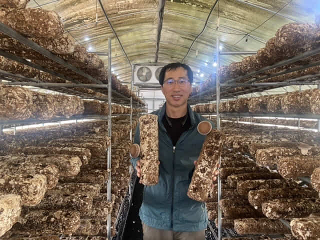 고임석 가고팜농장 대표가 직접 생산한 표고버섯 배지를 들고 있다./창원시/