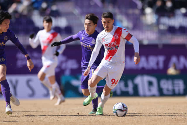 지난 3월 6일 안양종합운동장에서 에르난데스, 윌리안이 FC안양을 상대로 경기를 펼치고 있다./한국프로축구연맹/