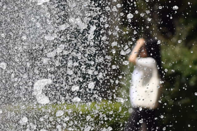 무더운 날씨를 보인 26일 오후 창원대에서 한 학생이 분수대 앞을 지나가고 있다./김승권 기자/