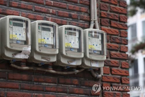 (서울=연합뉴스) 강민지 기자 = 공공요금인 전기요금과 가스요금이 1일부터 동시에 인상됐다. 사진은 1일 서울의 한 주택가 전력량계. mjkang@yna.co.kr