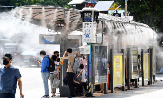 폭염이 기승을 부리고 있는 가운데 4일 오후 창원시 성산구 정우상가 앞 버스 정류장에 쿨링포그(Cooling Fog) 시스템이 작동하고 있다./성승건 기자/