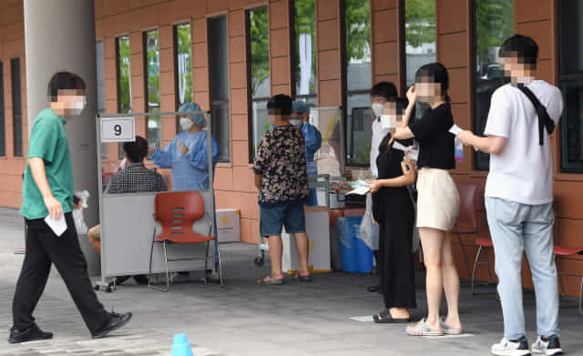코로나19가 다시 확산하고 있는 12일 창원한마음병원 선별진료소를 찾은 시민들이 검사 순서를 기다리고 있다./김승권 기자/