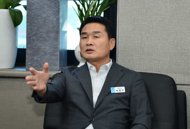 박종우 거제시장이 민선 8기 주요 시책에 대해 이야기하고 있다.