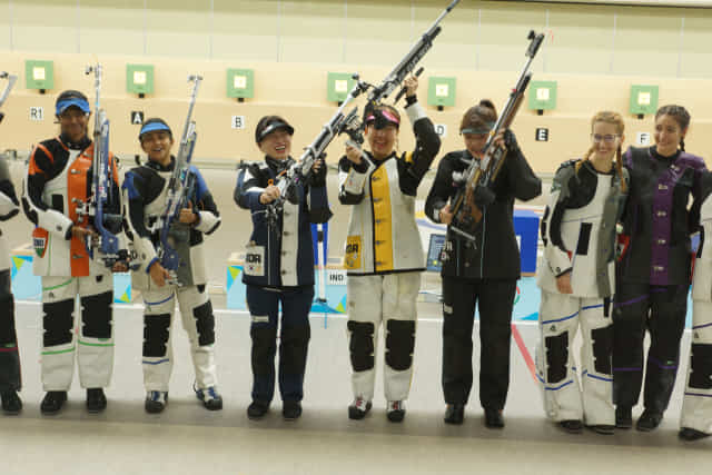 금지현(왼쪽 세 번째부터)-이은서-권다영이 ISSF 창원 월드컵사격대회 공기소총 여자 단체전에서 금메달을 딴 후 기뻐하고 있다.