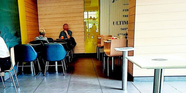 점심시간대 신포동의 한 패스트푸드점에서 노인들이 휴식을 취하고 있다.