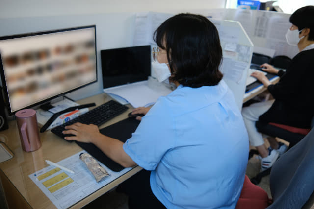 여성긴급전화1366경남센터의 디지털성범죄 전담팀이 온라인 모니터링을 진행하고 있다.