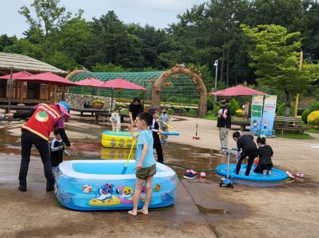 최근 창원단감테마공원에서 물놀이를 즐기는 어린이들./창원시/