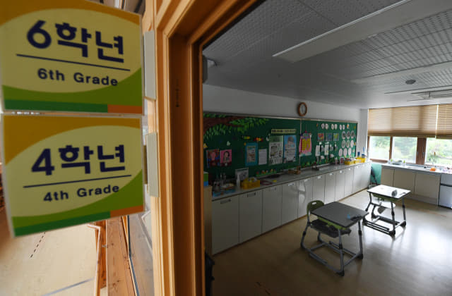 4, 6학년 교실에 책상 두 개가 놓여 있다.