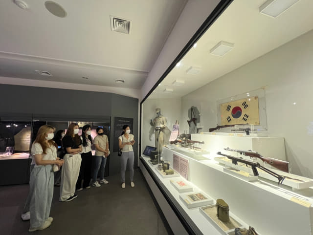 15일 창원시립마산박물관에서 열린 마산방어전투 특별전 개막식에서 관람객들이 전투 당시 쓰였던 장비들을 보고 있다.
