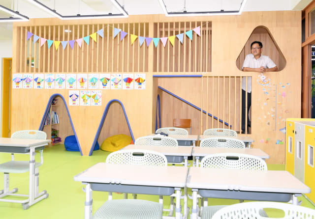 박순걸 밀양 밀주초등학교 교감이 교실 다락방에서 교실을 바라보고 있다./김승권 기자/